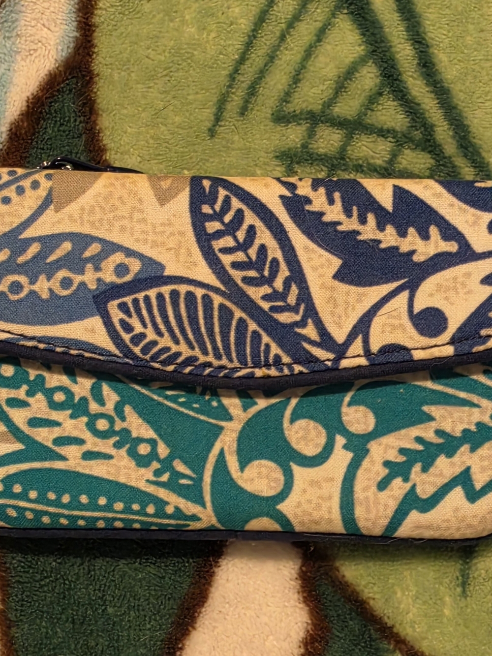 Vera Bradley Santiago 4-Piece Set: Rolling Backpack, Hipster Crossbody & Wallets - Picture 12 of 16